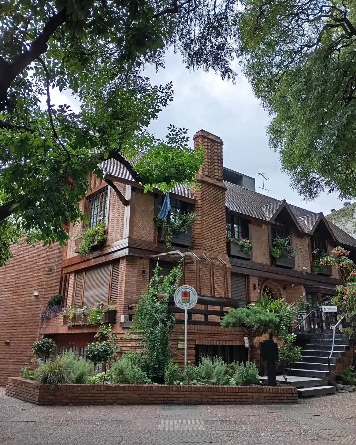 An English-style brick house under the trees in Belgrano R